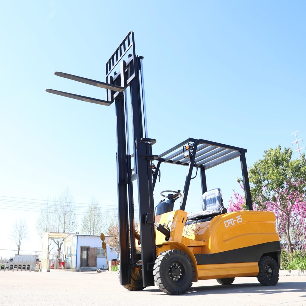 MIWO CPD‑25 2.5 ton electric forklift with fully raised lifting mast