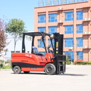 Front angled outdoor shot of MIWO CPD‑35 3.5 ton electric forklift
